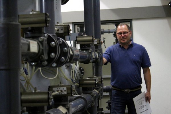 Schwimmbadtechnik: Fachbereichsleiter Dirk Puchert-Bl?baum steht im Technikraum des Schwimmbades der Grundschule Asemissen. Einige f?r den Betrieb wichtige Anlagen hat die Gemeinde erneuern m?ssen. - © Thomas Dohna