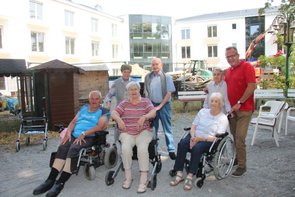 Der Neubau beschäftigt sie: (von links) die Bewohner Günter Lenz, Antonida Frelke, Else Sander, Klaus Brüggemann, Christa Pahlke, Inge Steffen und Heimleiter Harm-Hendrik Möller. - © Wolfgang Becker