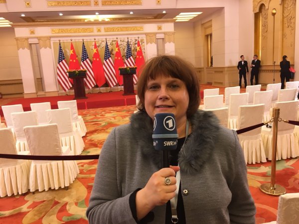 Mit Trump in China: Die SWR-Korresondentin Dr. Gabi Biesinger in der großen Halle des Volkes in Peking. - © Fotoarchiv: Dr. Gabi Biesinger