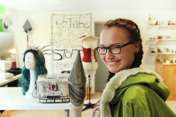 Alles sebstgemacht: Die 18-jährige Madita Wendtland steckt Zeit und Geld in aufwendige Kostüme. - © Vera Gerstendorf-Welle