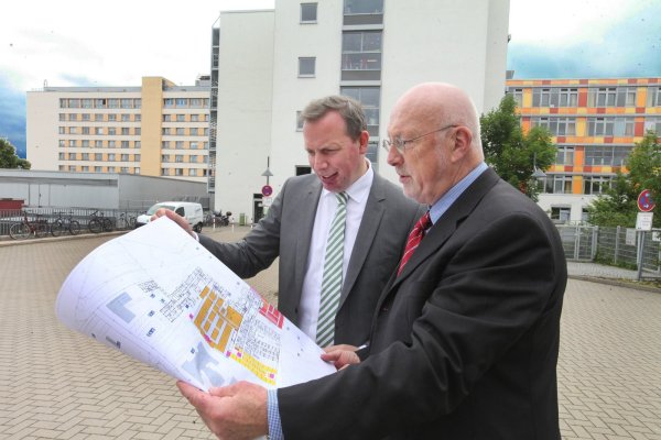 Vor der Detmolder Klinik: Dr. Johannes Hütte (links) und Dr. Helmut Middeke mit den Plänen für den dritten Flügel. - © Vera Gerstendorf-Welle