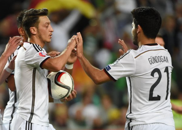 Özil und Gündogan stehen in der Kritik.        - © Arne Dedert/dpa