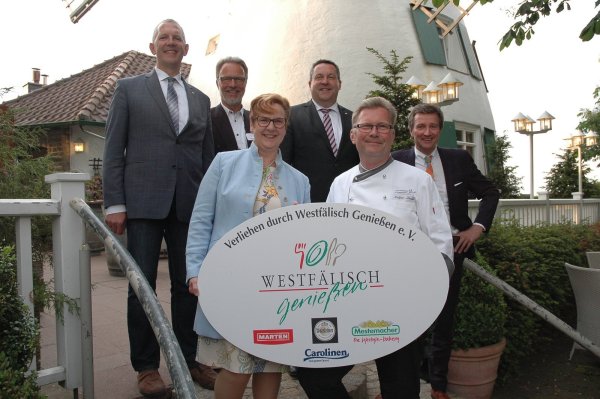 Feierlicher Moment: (hinten, von links) Bürgermeister Stephan Rother, Eigentümer Ralf-Wilhelm Kanne, Landrat Dr. Axel Lehmann und Max Stroetmann, Vizepräsident des Vereins Westfälisch genießen, mit dem Pächterehepaar Birgit und Holger Lemke, die sich sichtlich freuen. - © Manfred Brinkmeier