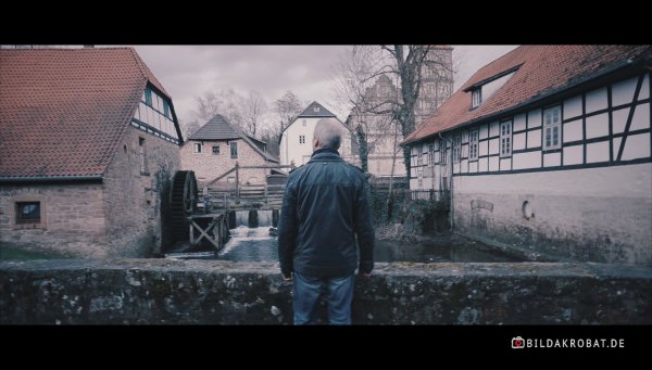 Bildakrobat Merten Kunisch hat auch an der Öhlmühle am Schloss Brake gedreht. - © Repro: Bildakrobat.de