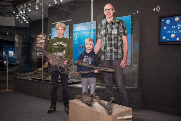 Stolze Finder: Maik Sieker und seine Söhne Pascal (l.) und Timon erhalten einen Abguss des Krokodilschädels. - © LWL/Steinweg