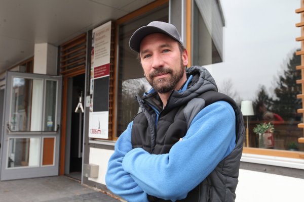 Der Weg zum Hermann ist frei, doch neben der Straße muss noch geräumt werden. Gastronom Guido Röcken ist enttäuscht. - © Vera Gerstendorf-Welle