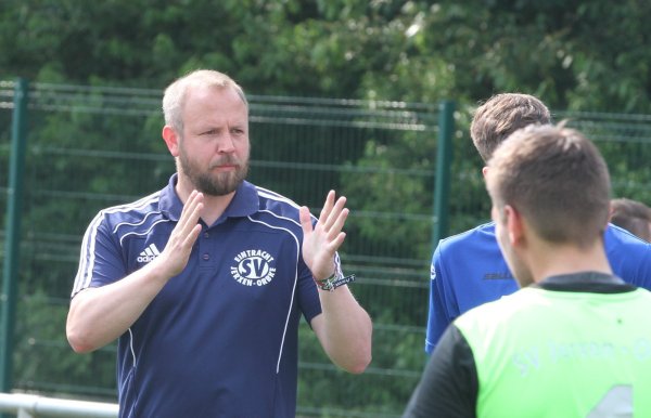 Klare Ansagen: Bastian Möller ist schon seit fast sieben Jahren Trainer der ersten Seniorenmannschaft des SVE. - © Sebastian Lucas