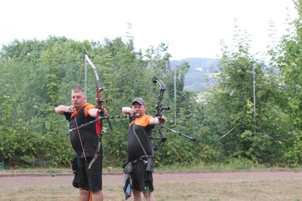Volle Konzentration: Gerd Willemsen (links) und Carsten Dolata visieren das Zentrum der Scheibe an.  - © Sebastian Lucas