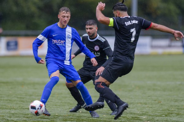 Mit einen Hattrick steuerte Jonas Dosch massgeblich zum 6:2-Sieg gegen den SuK Canlar Bielefeld bei. Hier setzt sich der agile Stürmer gegen die Bielefelder Mert Karacali (im Hintergrund) und Kapitän Baris Yurtsever (7) durch. - © Egon Penner