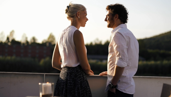 Inga Otte und Dominik Hummel testen schon mal den romantischen Ausblick von der MS Schieder-See. Bei der "So liebt Lippe"-Aktion im September ist das Paar frisch verheiratet.    - © Screenshot: Jannik Stodiek