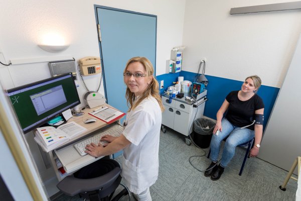 Neuer Job in der Notaufnahme: (links) Katharina Kröker, medizinische Fachkraft, arbeitet seit Jahresbeginn am Klinikum Lippe in Detmold und nimmt jeden einzelnen Notfallpatienten unter die Lupe – hier misst sie den Blutdruck von Alina Koch. - © Torben Gocke