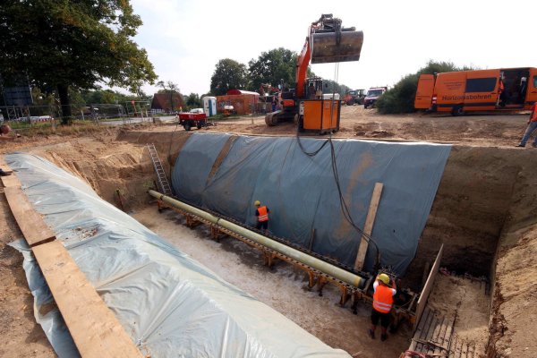 Grube: Das gelbe Rohr in der etwa sechs Meter tiefen Grube ist eine Gashochdruckleitung der Stadtwerke Bielefeld. Sie wird über Druck und Bohrung unter der Fahrbahn der B66 hindurch getrieben. Die Arbeiten gehören zur Vorbereitung des Neubaus der B66 in Leopoldshöhe-Asemissen. - © Thomas Dohna