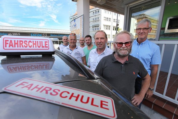 Machen ihrem Ärger beim Treffen mit der LZ Luft: Die Fahrlehrer (von links) Sven Bothe, Helmut Kollak, Alexander Müller, Paul Gischewiski, Matthias Czeck, Jörg Schüte und Peter Raband müssen sich unfreiwillig in Geduld üben. - © Vera Gerstendorf-Welle