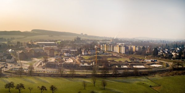 Neue Wohnungen sind in Sicht: Direkt am Braker Weg sind in Nachbarschaft zum Bahnhof und den Berufskollegs mehrere Appartementhäuser für Studenten im Bau. Rechts im Bild sind die Bodenplatten zu sehen, links stehen schon die ersten Wände. Dahinter, auf der teils noch grünen Wiese (Mitte, rechts) gibt es einige Bauplätze für Einfamilienhäuser. - © Torben Gocke