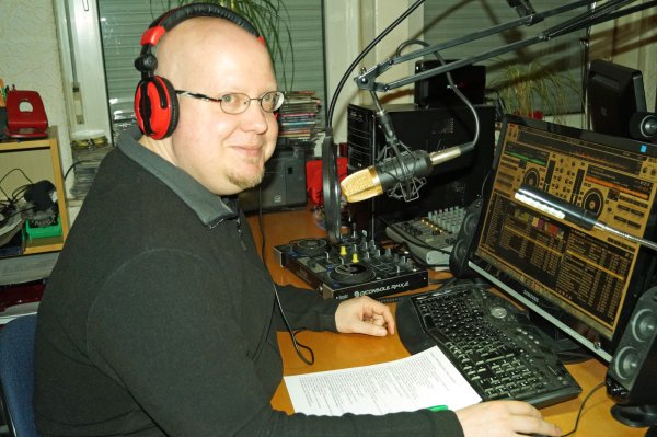 Aus Schötmar in die weite Welt: Hauke Thinius moderiert in seinem privaten Studio die "German Dance Charts". - © Foto: Jan Christian Pinsch
