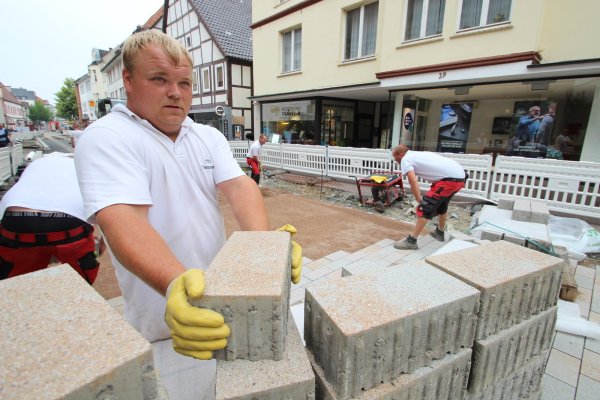 Pflasterarbeiten in der Osterstraße: Dennis Juros von der Firma TTS Trompeter holt sich den nächsten Stein. - © Jens Rademacher