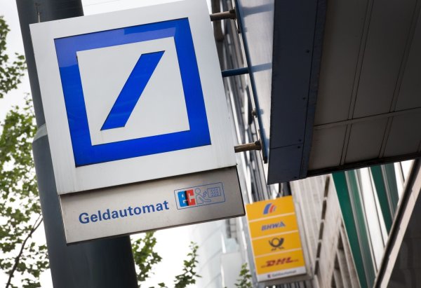 Kundinnen und Kunden der Deutschen Bank könnten von einem Datenleck betroffen sein. - © picture alliance / Martin Gerten/dpa
