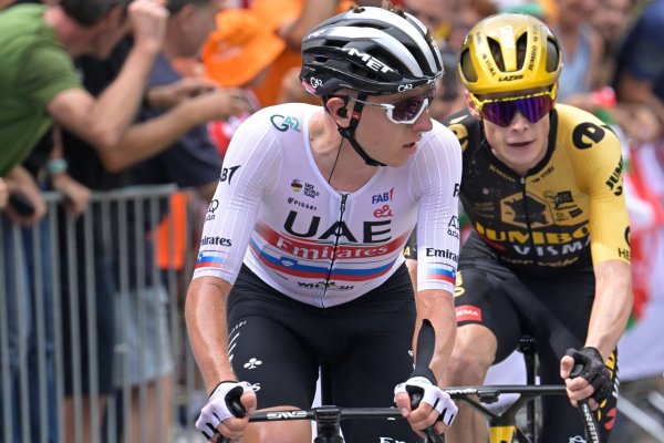 Tadej Pogacar (l) aus Slowenien und Jonas Vingegaard aus Dänemark in Aktion. - © Bernard Papon/Pool L\\\'Equipe/AP/dpa