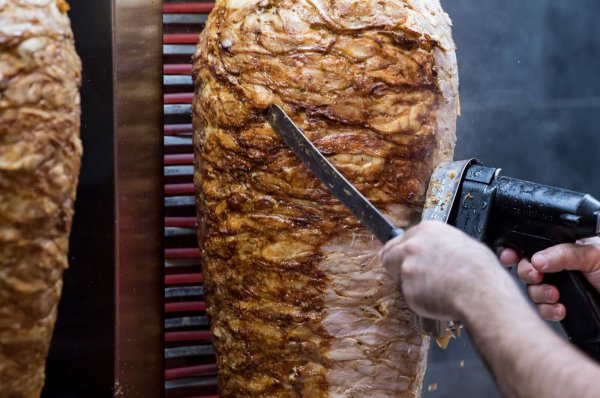 «Überraschung von Steinmeier: Er kommt mit 60 Kilo Döner in die Türkei» (Symbolbild). - © Sven Hoppe/dpa