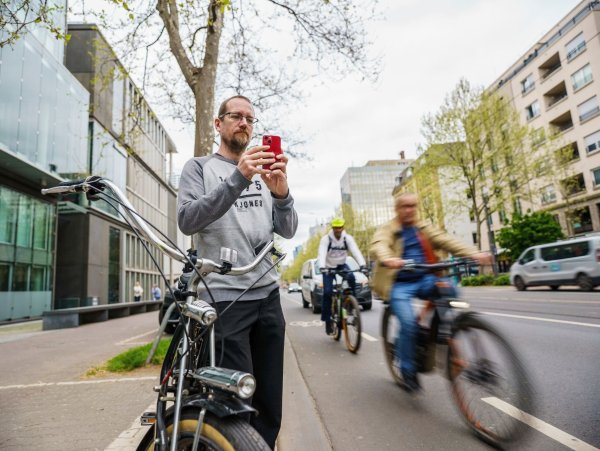 Falko Görres (Die Partei), Fahrradaktivist und Stadtverordneter im Frankfurter Römer zeigt Falschparker, insbesondere auf Fahrradwegen, an. - © Andreas Arnold/dpa