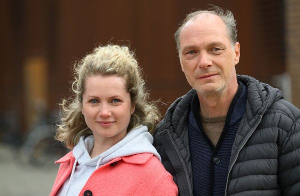 Die Schauspielerin Cornelia Gröschel und der Schauspieler Martin Brambach - hier bei Dreharbeiten zu einem MDR-«Tatort», der in etwa einem Jahr zu sehen sein soll. - © Robert Michael/dpa