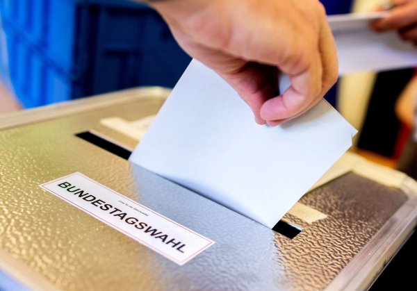 Auch vor dem 23. Februar kann schon im Wahlamt direkt für die Bundestagswahl 2025 abgestimmt werden. (Archivbild) - © Hauke-Christian Dittrich/dpa