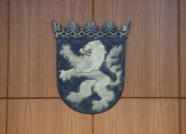 Im Frankfurter Landgericht begann ein Prozess gegen vier Männer, die bei Blitzeinbrüchen wertvolle Waren erbeutet haben sollen. (Archivbild) - © Arne Dedert/dpa