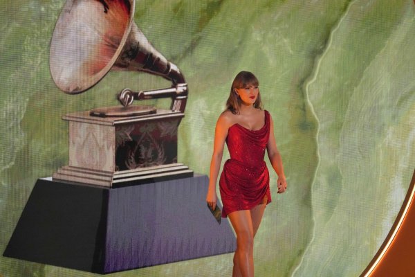 Taylor Swift vergab den Preis für das beste Country-Album. - © Chris Pizzello/Invision/AP/dpa
