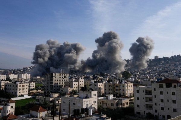 Israels Armee sprengte in der Stadt Dschenin Gebäude in die Luft, die von militanten Palästinensern genutzt worden sein sollen. - © Majdi Mohammed/AP/dpa