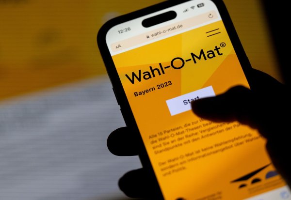 Ab 6. Februar lässt sich der Wahl-O-Mat zur vorgezogenen Bundestagswahl 2025 nutzen - natürlich auch auf dem Smartphone. Im Bild ist das Tool zur bayerischen Landtagswahl 2023 zu sehen. - © Sven Hoppe/dpa