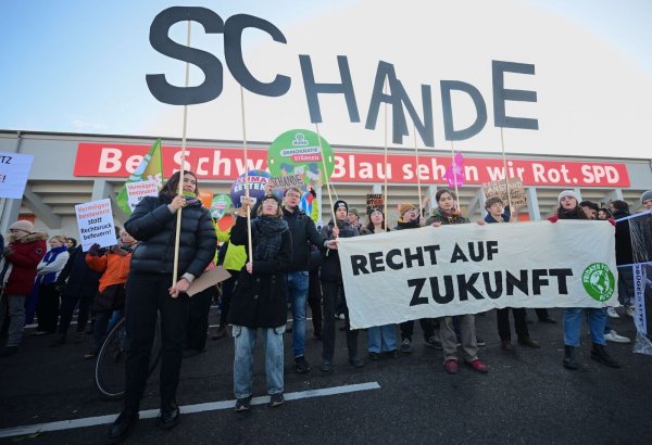 Zum Parteitag demonstrieren mehrere Menschen vor dem Gebäude. - © Sebastian Christoph Gollnow/dpa