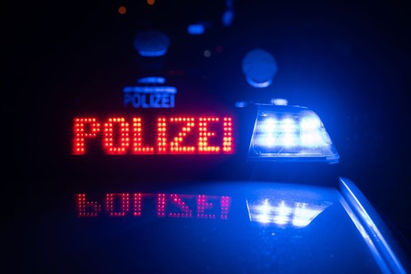 Am späten Abend rückt die Polizei nach einer lebensgefährlichen Messerattacke in einem Bildungszentrum aus. (Symbolbild) - © Marijan Murat/dpa