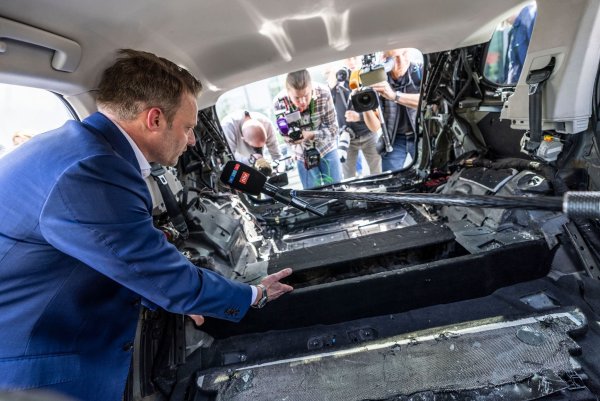 Das LKA zeigt ein Drogenversteck in einem beschlagnahmten VW Touareg. (Archivbild) - © Christoph Reichwein/dpa
