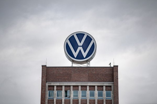 Autoaktien verlieren nach dem Bekanntwerden von Trumps Zollplänen an der Börse - besonders VW (Archivbild) - © Sina Schuldt/dpa