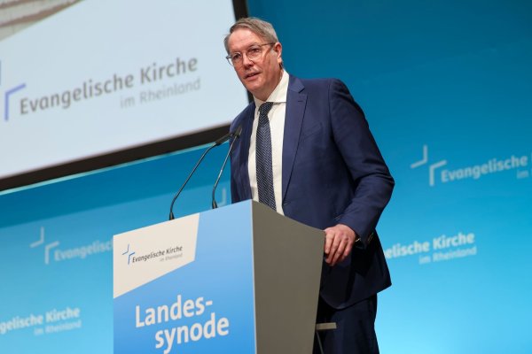 Der rheinland-pfälzische Ministerpräsident Alexander Schweitzer (SPD) warnt vor einer Zusammenarbeit mit der AfD - © Thomas Banneyer/dpa