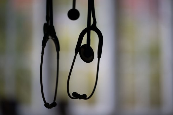 Ab zum Betriebsarzt? Nicht immer ist das gerechtfertigt. Arbeitgeber dürfen Betriebsärzte nicht zur Kontrolle von Arbeitsunfähigkeitsbescheinigungen einsetzen. - © Sebastian Gollnow/dpa/dpa-tmn