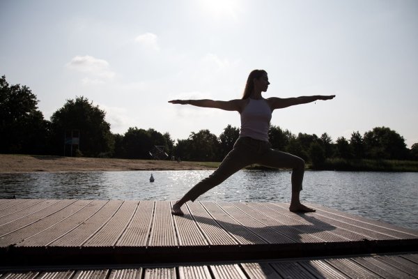 Ein typischer Bestandteil eines Yoga-Flows: der Krieger II. - © Christin Klose/dpa-tmn