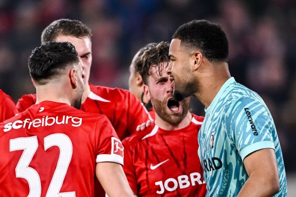 Nach dem gehaltenen Elfmeter nimmt Noah Atubolu die Glückwünsche der Teamkollegen gerne entgegen. - © Harry Langer/dpa