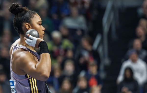 Kugelstoß-Olympiasiegerin Yemisi Ogunleye triumphiert in Dortmund mit einer starken Leistung. - © Andreas Gora/dpa