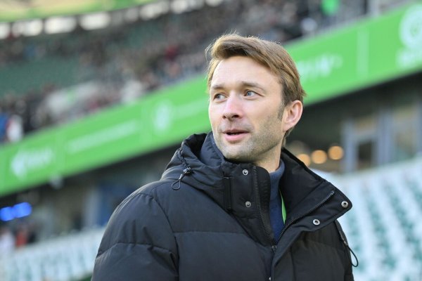 Rechnet mit einem Achtelfinale auf hohem Niveau gegen die Bayern: Leverkusens Sportchef Simon Rolfes. - © Swen Pförtner/dpa