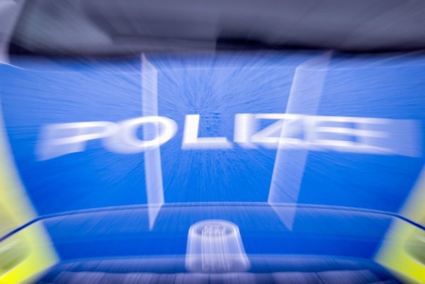 Mehrere Polizeibeamte rückten nach Ruppichteroth aus. (Symbolbild) - © Soeren Stache/dpa