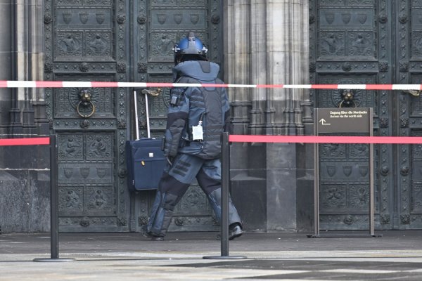 Wegen eines herrenlosen Koffers musste ein Portal zum Kölner Dom geschlossen bleiben. - © Henning Kaiser/dpa