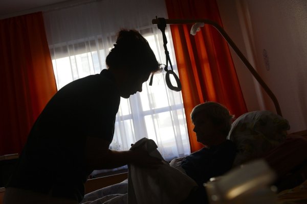 Dass Eltern nicht mehr selbst klarkommen, sondern zum Pflegefall werden, passiert oft von jetzt auf gleich. - © Jens Kalaene/dpa-Zentralbild/dpa-tmn