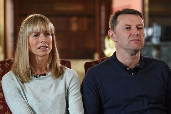 Die Eltern der verschwundenen Madeleine McCann kämpfen für weitere Ermittlungen in dem Fall. - © Joe Giddens/PA Wire/dpa
