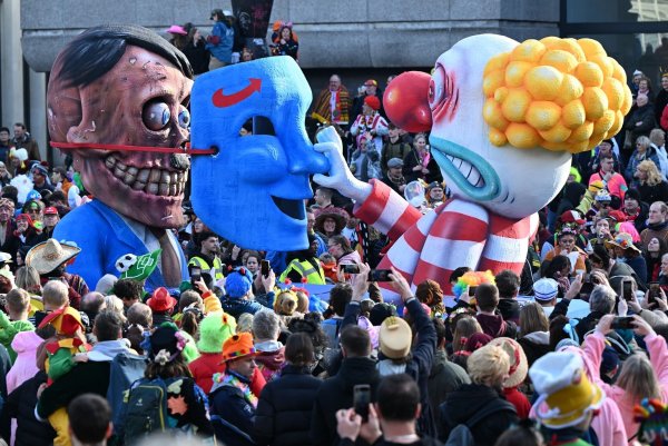 Die Bundestagswahlen finden wenige Tage vor dem Straßenkarneval - hier beim Rosenmontag in Düsseldorf - statt (Illustration) - © Federico Gambarini/dpa