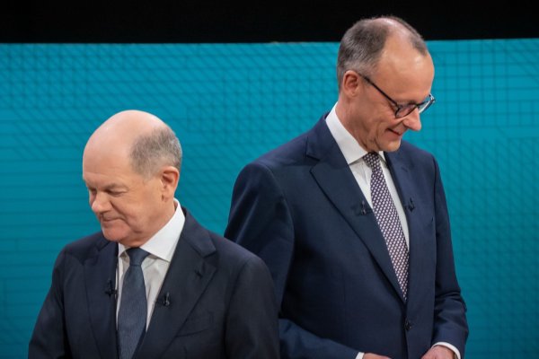 Es kann nur einen geben: Zusammen wollen Friedrich Merz (CDU) und Olaf Scholz (SPD) nicht in ein Kabinett. Zu einer Koalition ihrer Parteien könnte es trotzdem kommen. (Archivbild) - © Michael Kappeler/dpa-Pool/dpa