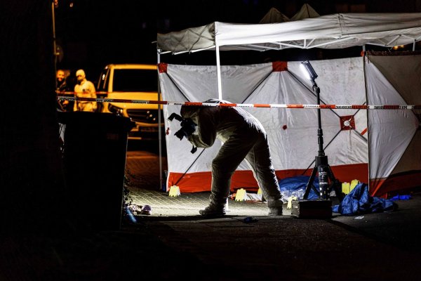 Nach dem tödlichen Angriff auf eine Frau untersucht die Spurensicherung den Tatort. - © Michael Weber/WTVnews/dpa