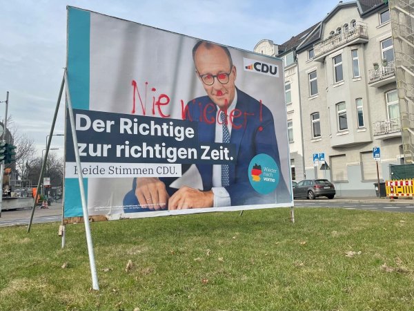 Ein beschmiertes Wahlplakat in Düsseldorf. - © Oliver Auster/dpa
