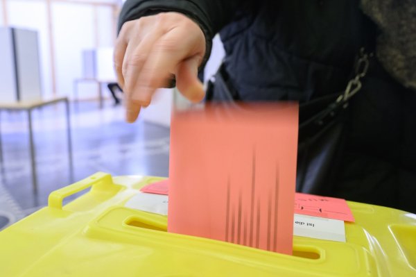 Die Wahl läuft zwar überall ähnlich ab - doch die Wahllokale unterscheiden sich teils stark. (Symbolbild) - © Julian Stratenschulte/dpa