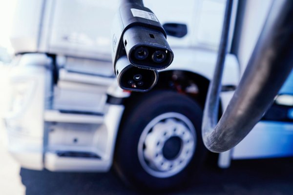 Die EU gibt 45 Millionen Euro Fördermittel für den Bau von 1.400 neuen Ladepunkten für Lastwagen und Autos in 13 europäischen Ländern aus. (Archivbild) - © Uwe Anspach/dpa